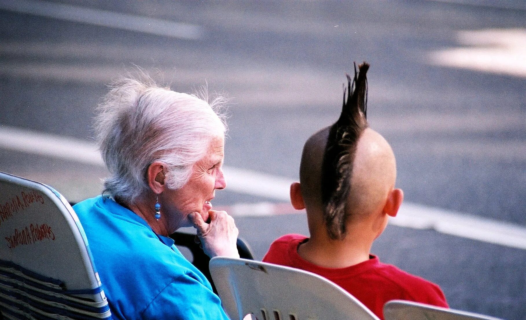 Разные поколения. Разные поколения людей. Конфликт поколений. Бабушка с ирокезом.