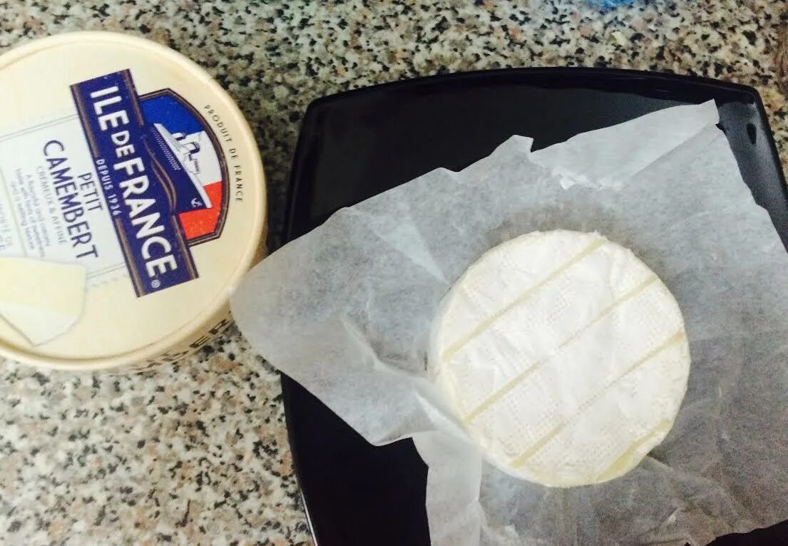 запеченный французский камамбер. бриошь с сыром бри. запеченный сыр камамбер. камамбер запеченный с багетом. сыр камамбер в духовке с сухариками.