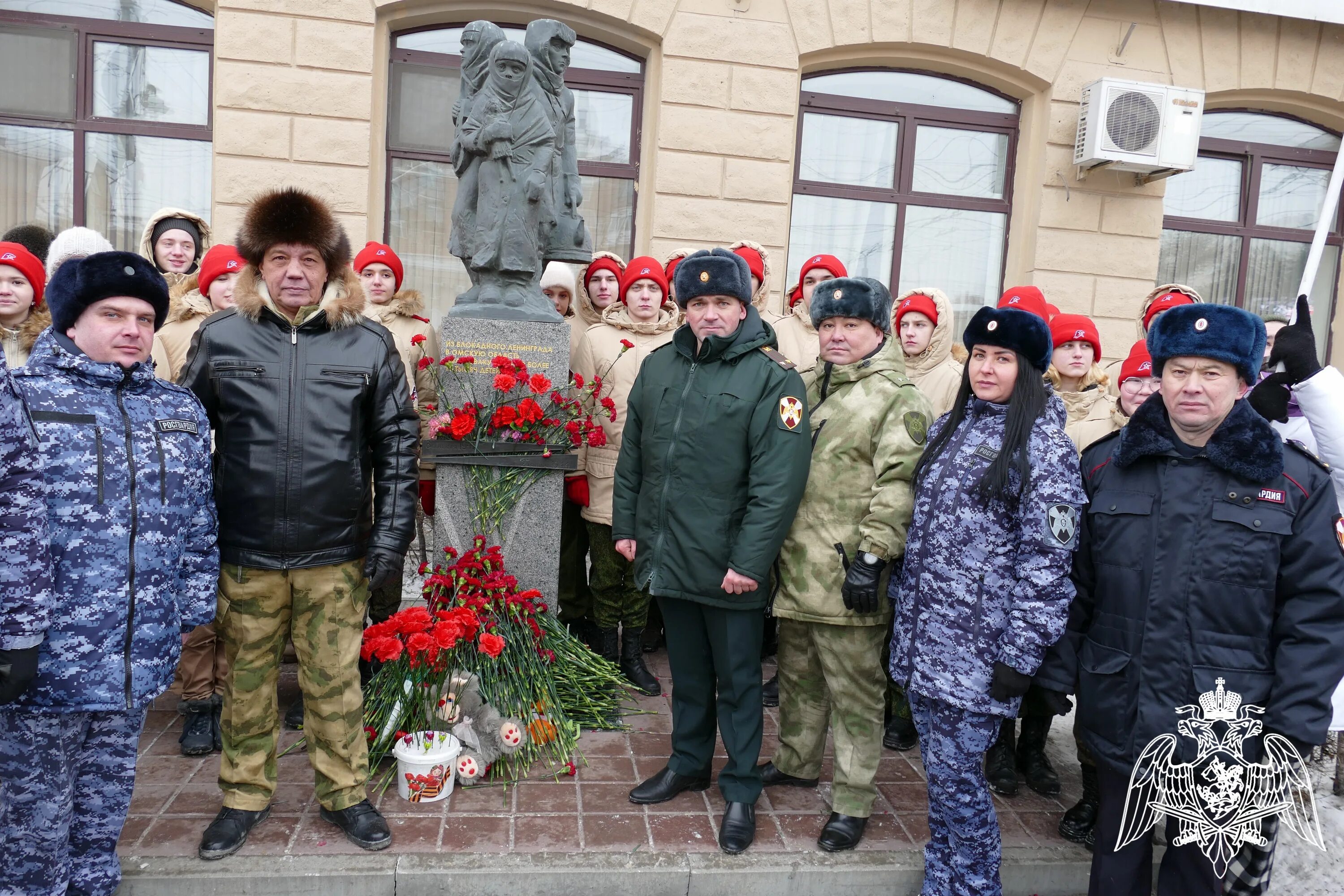 Блокада омска. Памятник детям блокадного Ленинграда в Омске. Возложение цветов к памятнику. Памятник детям блокады. Памятники детям блокадникам.