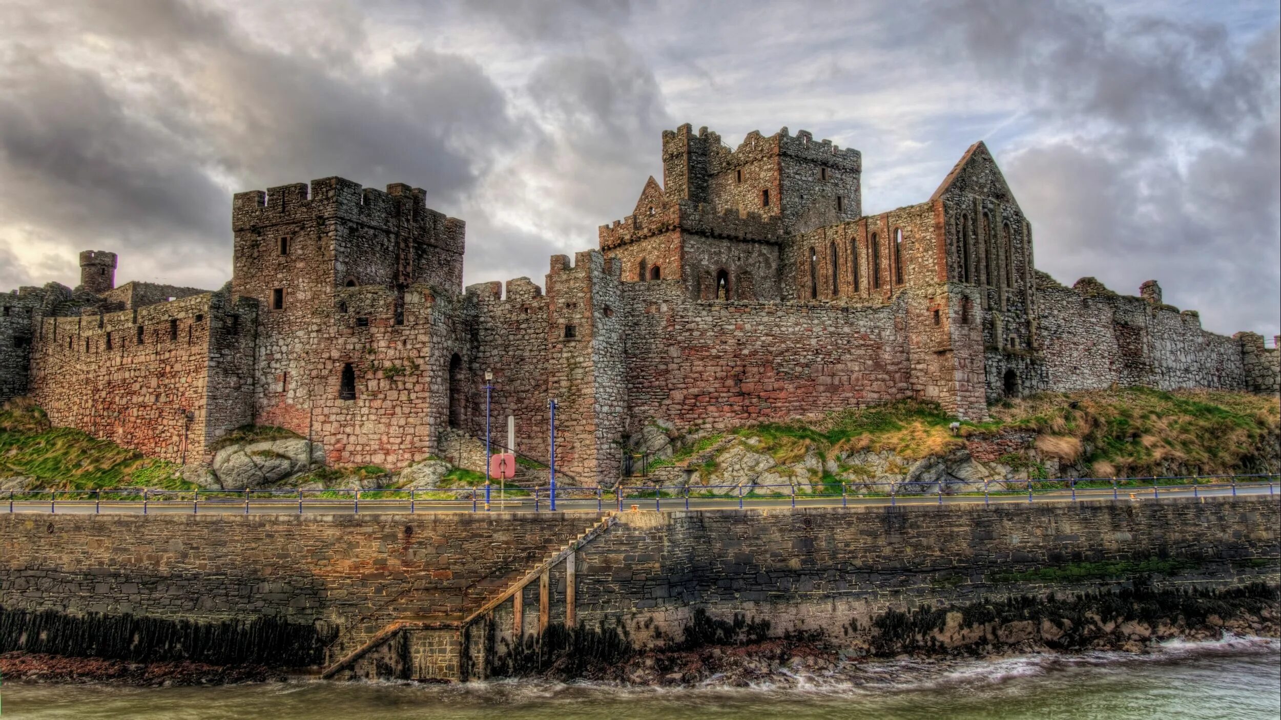 Крепости древности. Замок пил остров Мэн. Замки острова Мэн. Замок пил Peel Castle. Medieval Castle Великобритания.