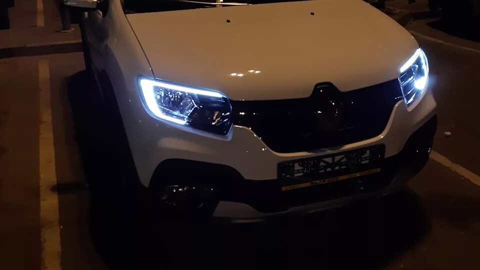 Дхо сандеро. Renault Logan Stepway ходовые огни. Рено Логан степвей ДХО. ДХО Сандеро степвей 2. Логан 2019 ходовые огни.