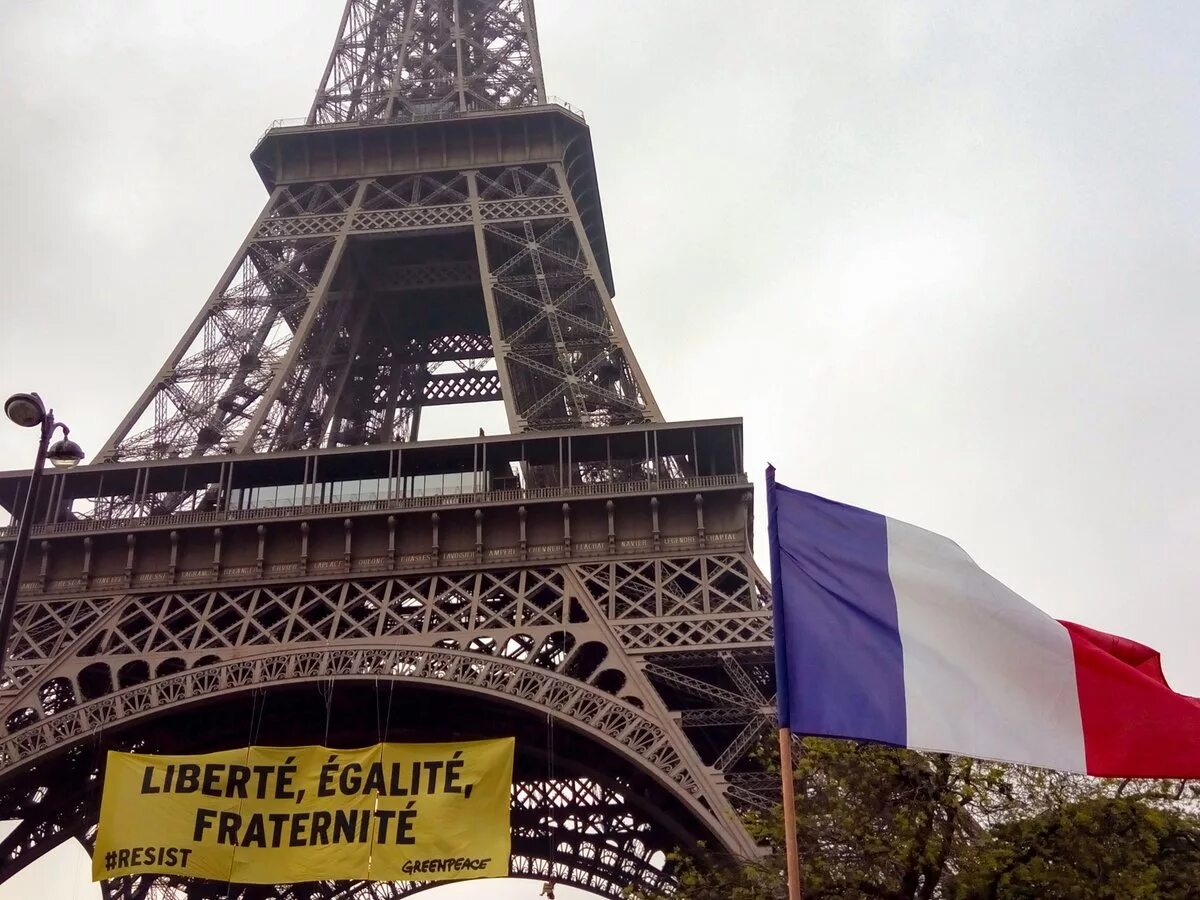 Французские девизы. Слоган Франции. Девиз Франции. Liberte egalite Fraternite. Париж баннер.