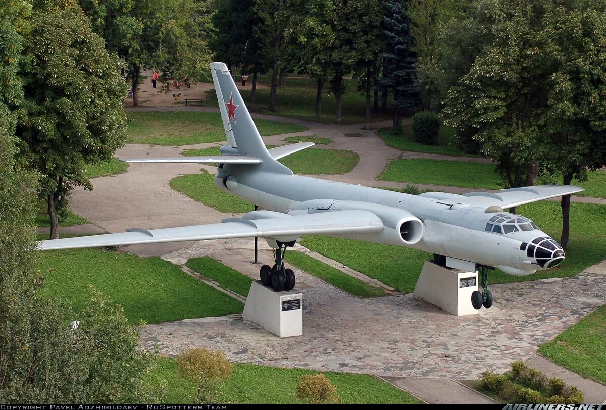 Самолет ту 16. Смоленск памятник-самолет ту-16. памятник самолеты ту 16 смоленск багратиона. ту 16. ту 16 туполева.