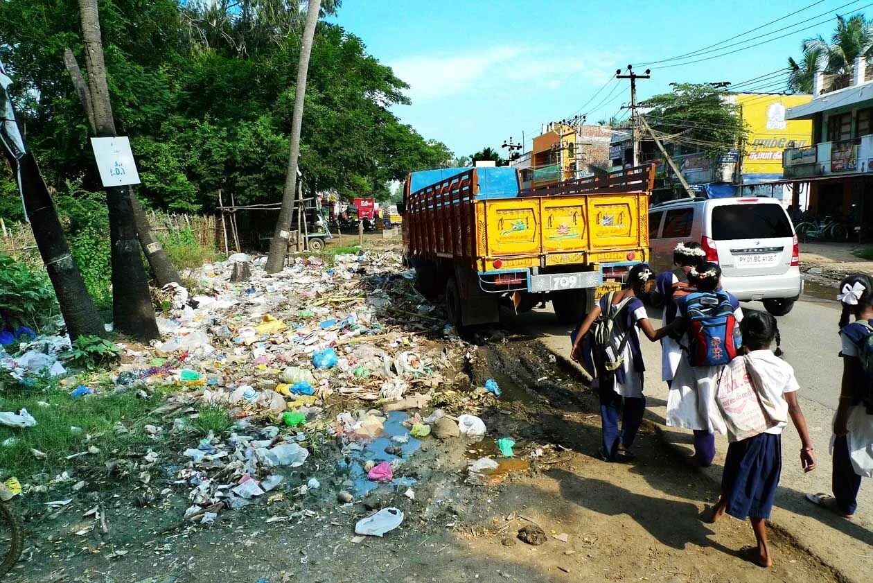 Bad pollution. Роуд трэш. A Road made out of Trash. India Ron.