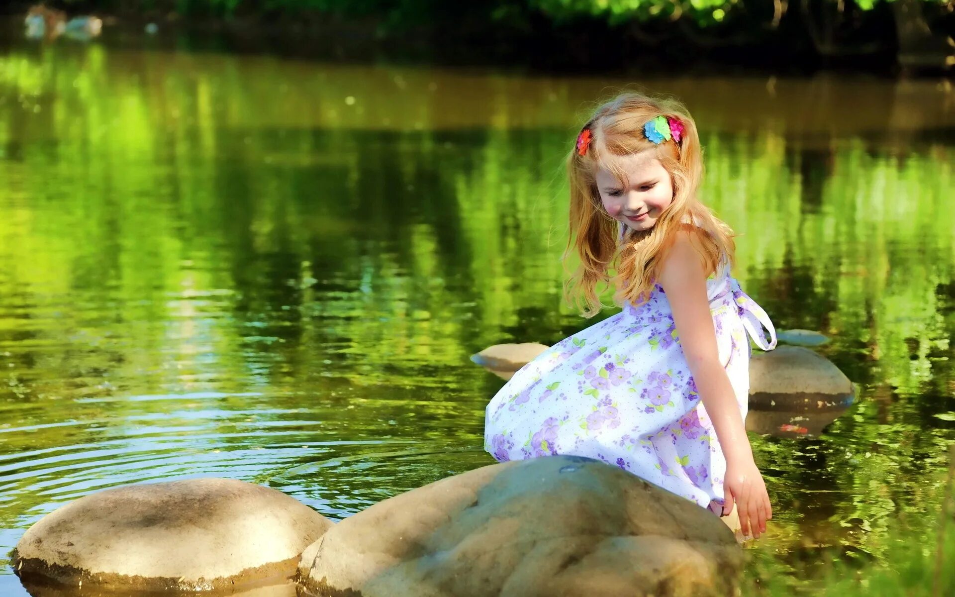 Петы купаются. Девочка купается в речке. Лето речка девочки. Дети на озере. Девочки купаются в пруду.