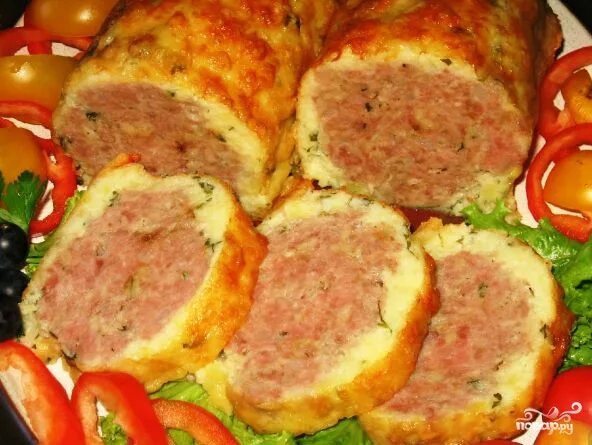 Рулетики из фарша. Сырный мясной рулет. Закусочный сырный рулет. Сырный рулет с курицей. Сырно мясной рулет.