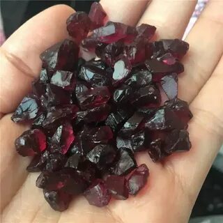 Бордовый драгоценный камень