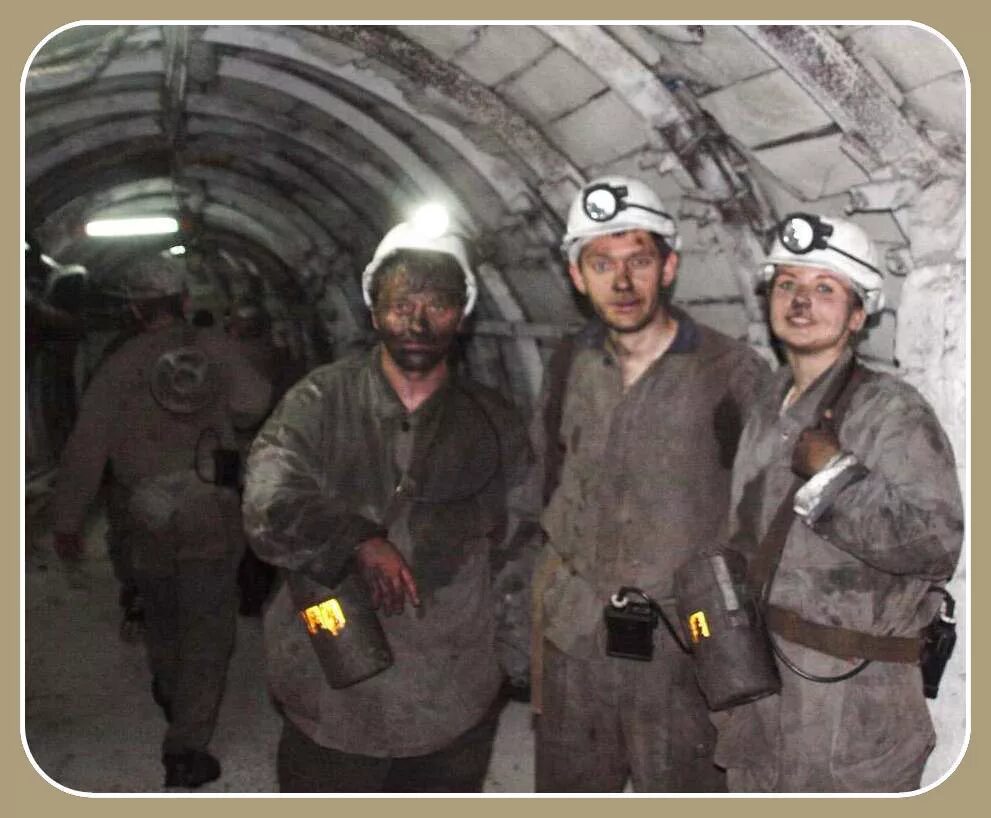 со скольки работают шахтеры. бабам нельзя работать шахтёром. график работы почты россии кемерово. шахтёры в забое шахты. мем с шахтером и алмазами.