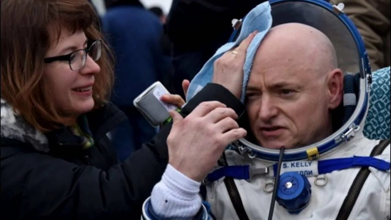 Открытый космос. Космонавт перед запуском. Космонавт в иллюминаторе. Космонавты новости. Космонавты новости.