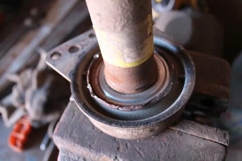 Подвесной подшипник форд транзит 2016 шрус правый. Как поменять подшипник на приводе. Подшипник опорный приводного вала mazda 3. Подшипник промежуточного вала форд фокус 2. Подвесной подшипник привода форд фокус 2.