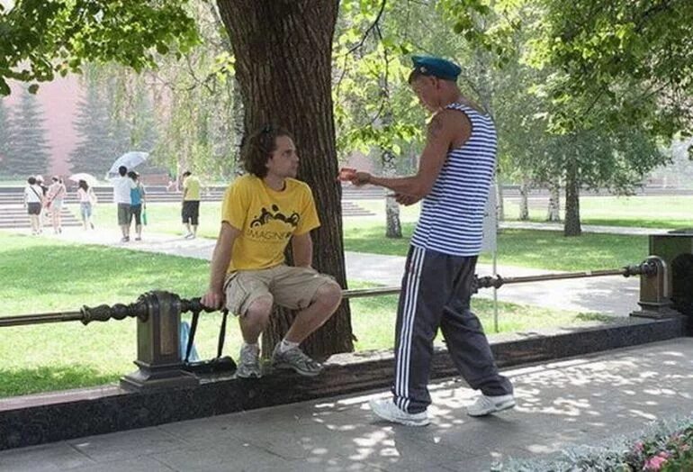 Приставать к прохожим. Пристают на улице. Нападение на девушку на улице. Хулиганы в подворотне. Девушка гопник.