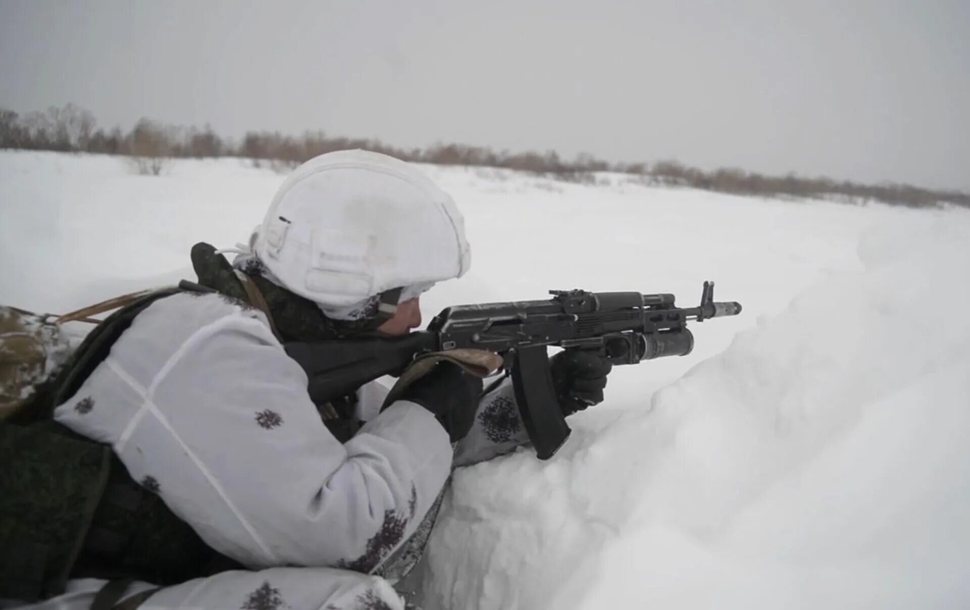 Автомате зимой. Стрельбы зимой. Машина с коробками зима. Стрельба калашникова акм. Автомат в руках.