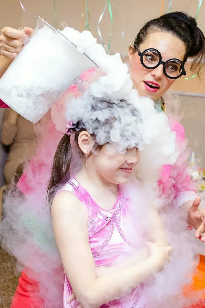 Аниматор химическое шоу. Аниматор с крио шоу. Азот шоу. Жидкий азот девочка аниматор. Научное шоу дети с жидким азотом.