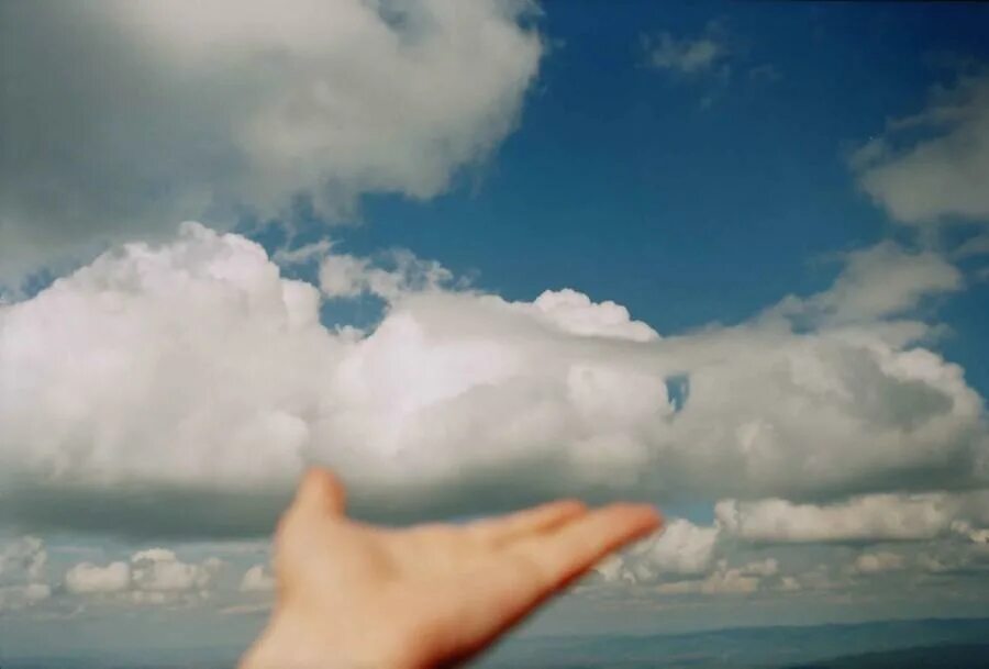 Облака руках облака качаются. Облако в руках. Облака в ладонях. Небо на ладони. Облачко в руке.