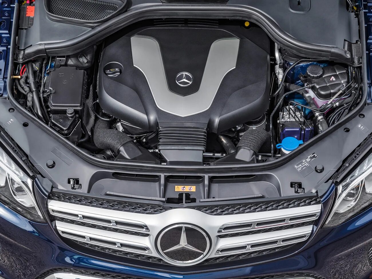 Glc где аккумулятор. Mercedes-benz gls 350 под капот. mersedes gls 2016 аккумулятор. mercedes gl 350d капот. мерседес gls 350 вин номер.