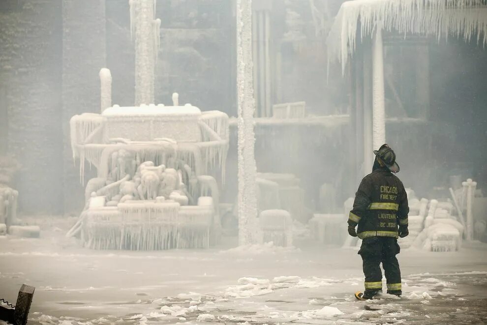 Средство после пожара. Пожарные зимой. Тушение пожара зимой. Пожарник зимой. Пожарный зимой после пожара.