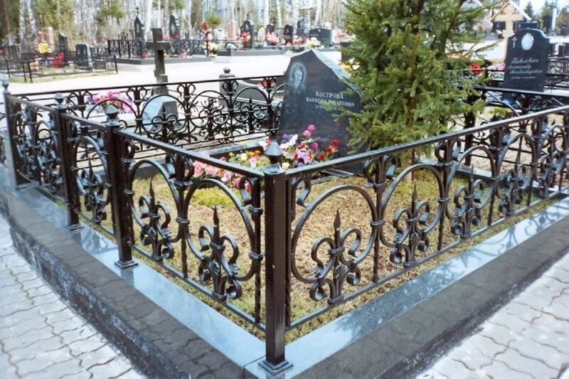 Оградка на могилу. Кованые оградки на могилу. Ограждение на кладбище. Оградка на кладбище 2*2. Ограда на могилу липецк.
