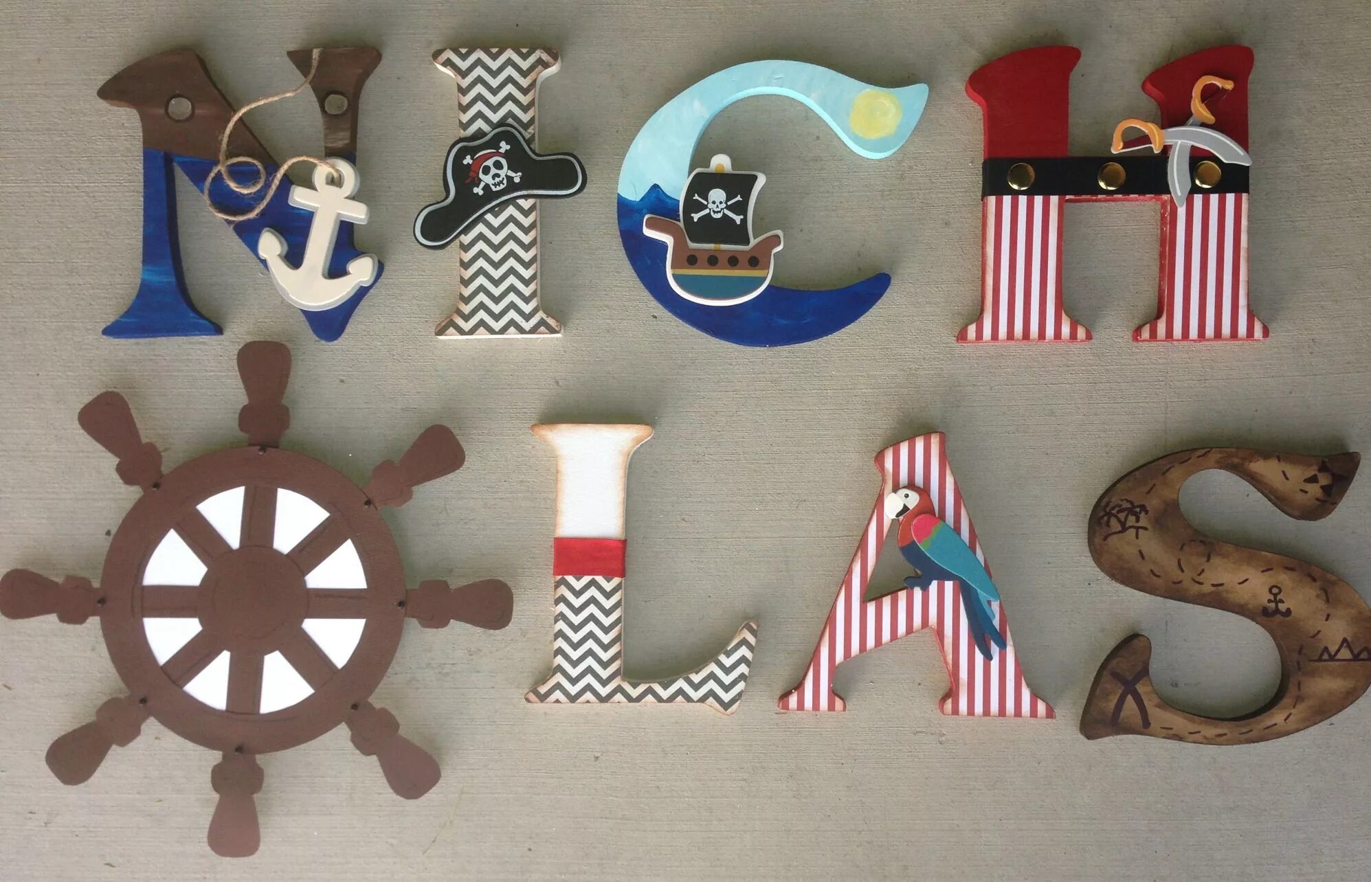 пиратский корабль с пиратами. пиратский попугай. 10 пиратов. дети пираты. буквы в стиле пиратов.