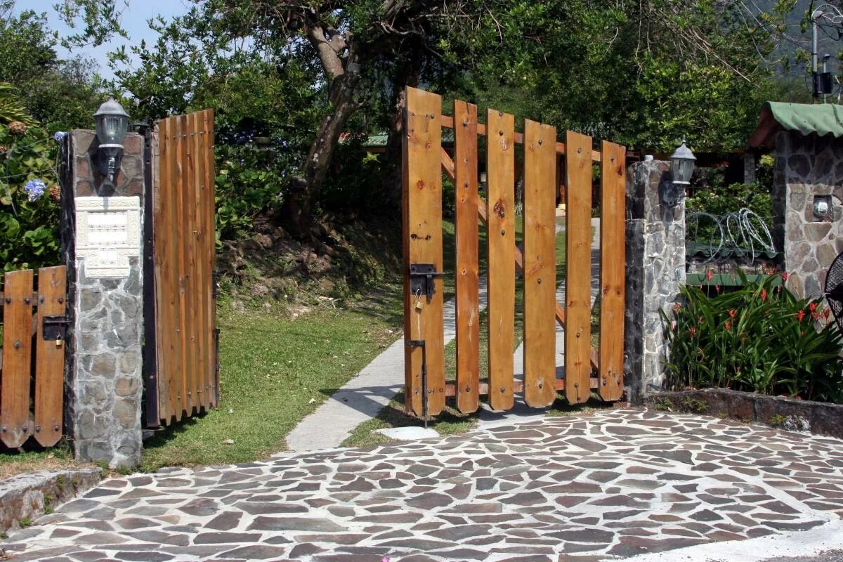 Ворота «pacific grove gates». Ворота с профнастилом ral3020. Ворота на участок. Деревянные въездные ворота. Ворота распашные с калиткой 2000*2200мм.