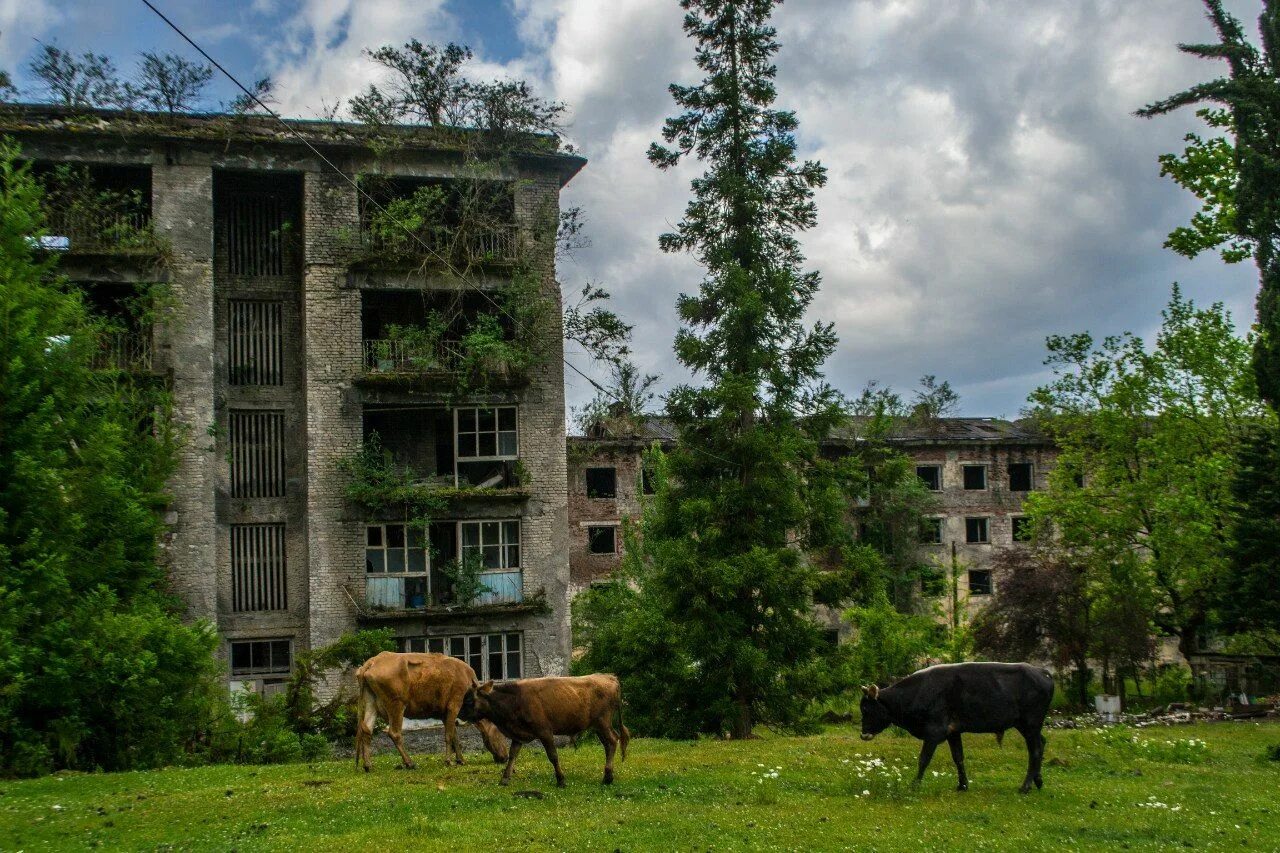 Брошенные земли россии. Город призрак Акармара Россия. Город Ткварчели Абхазия. Заброшеные города Абхазии. Акармара Абхазия.