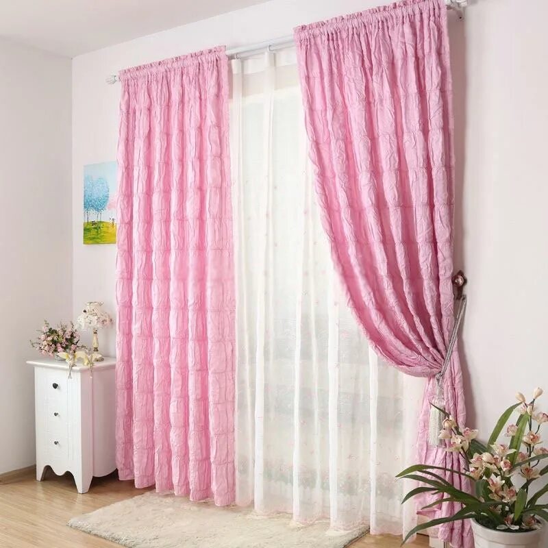Шторы в розовую комнату. Розовые шторы в детскую. Розовые шторы в интерьере детской. Шторы к розовым стенам.