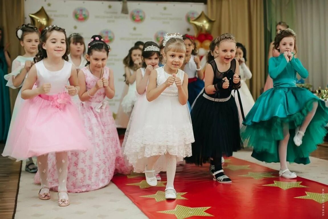 выпускной вдетском салу. дети на выпускном в детском саду. выпускной в детском саду. фотосессия в саду на выпускной. выпускной в детском ду.