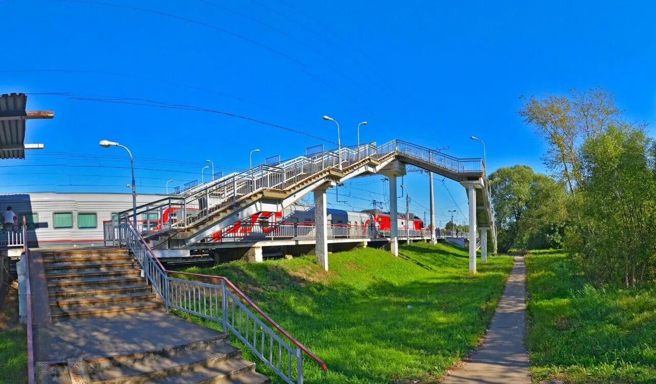 Павелецкое направление белые столбы. Железнодорожная станция белые столбы. Железнодорожный локомотив в лесу. Белые столбы московская область. Станция белые столбы московская область.