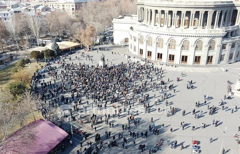 Пасха в 2024 в ереване. Площадь свободы Ереван. Опера Ереван. Памятник на площади свободы в Ереване. Зима Ереван площадь.