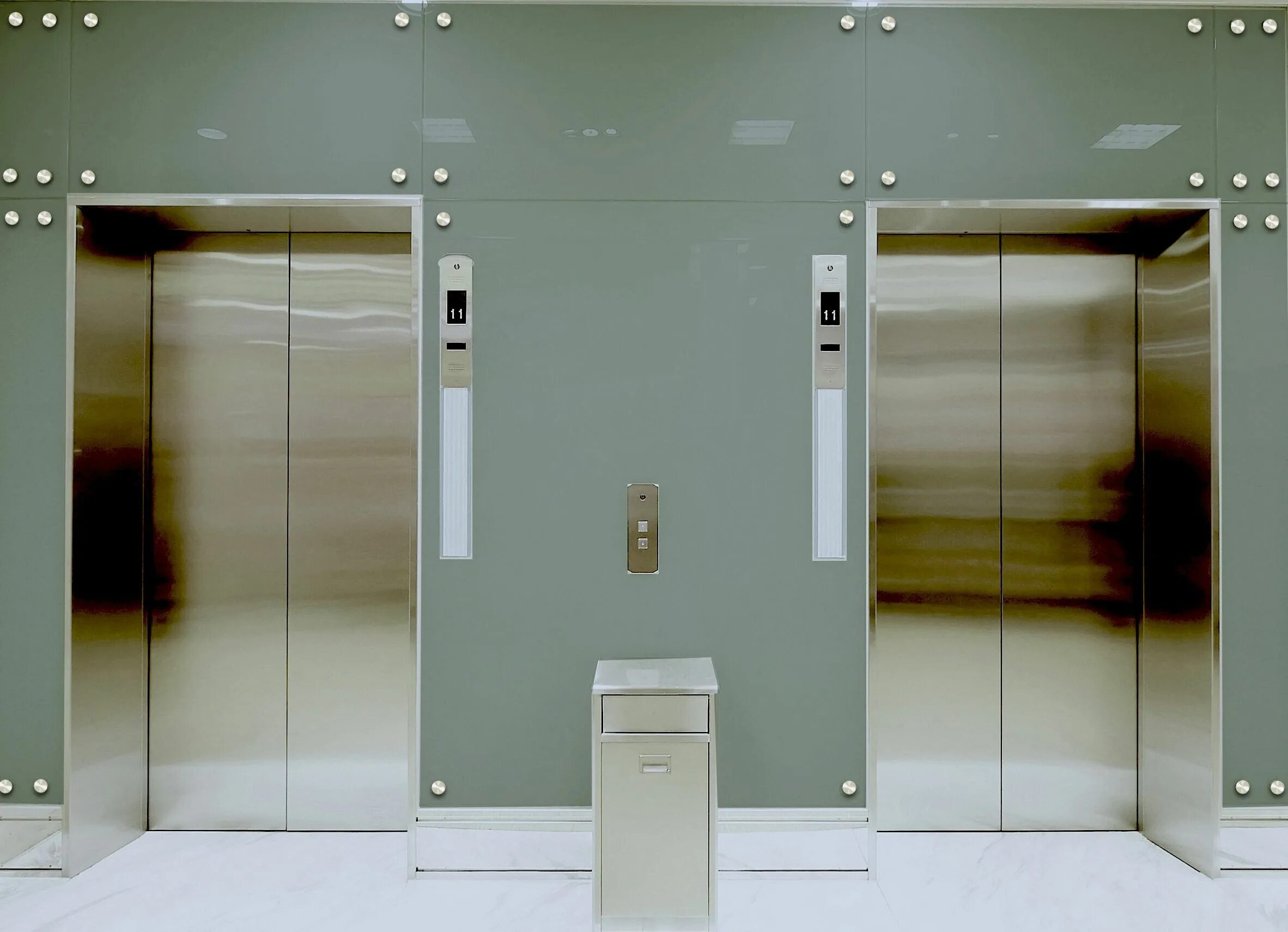 Три вертикальный лифта. Лифты ВИТЧЕЛ. Лифт Sanyo syx1503. Аполло 11 лифт. Лифт ВИТЧЕЛ кабина.
