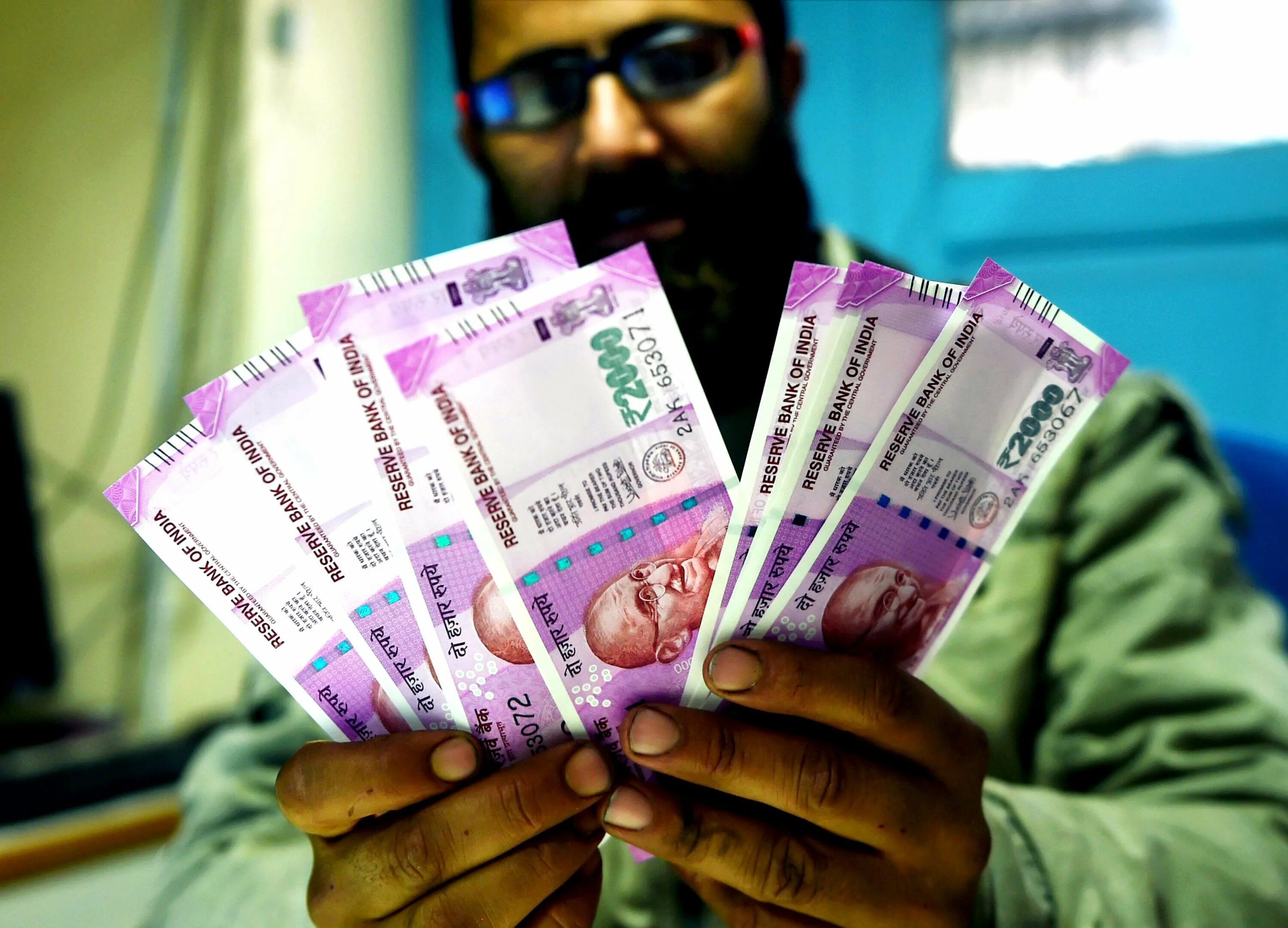 Currency payment. Индус с деньгами. Деньги Индии. Много индийских денег. Мужик с деньгами в руках.