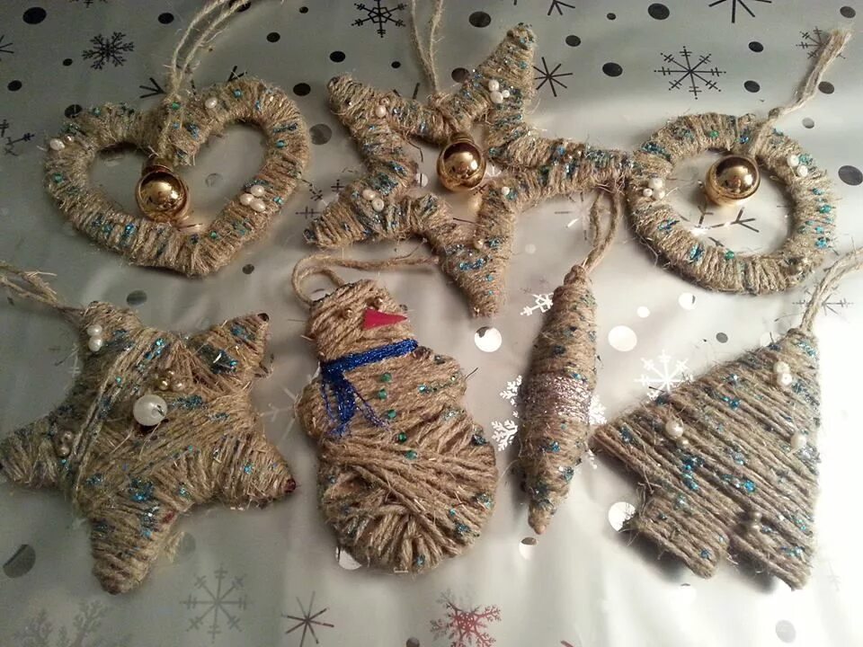 елочные украшения из бечевки. поделки из бечевки на новый год. елочка джутовая филигрань. елка из бечевки. елочка из джута.