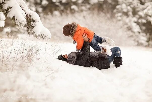 Мама будет снег. Фотосессия зимой в лесу дети. Мама с ребенком зимой. Девушка с ребенком зимой. Девушка с ребенком зимой со спины.