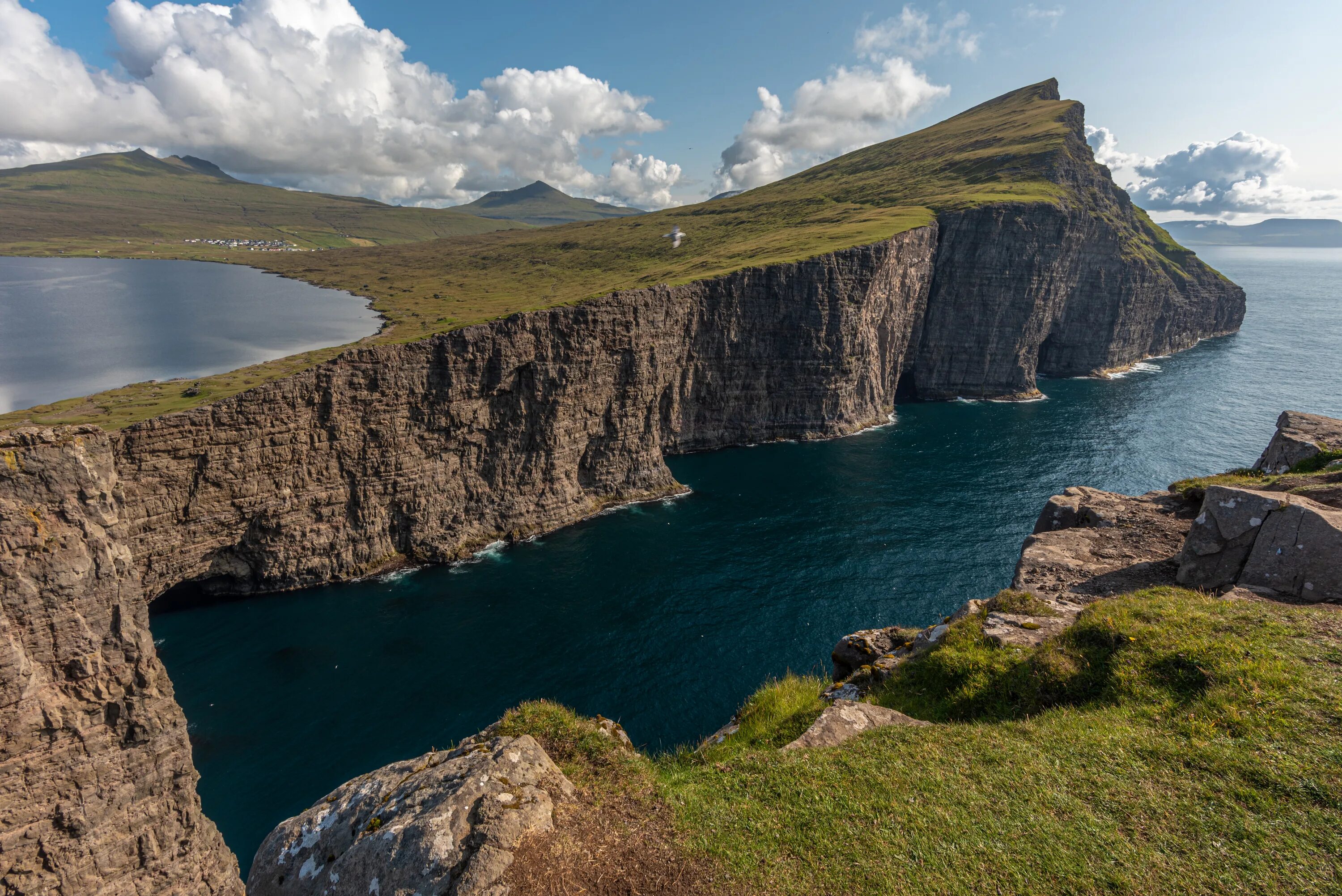 Фарерские острова. Деревня Гасадалур, Фарерские острова. Фарерские острова (Faroe Islands), Дания. Фарерские острова скалы Вестмана. Скалы Азорские острова Фарерские острова.