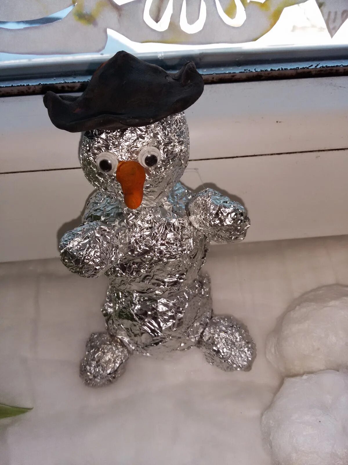 Поделки из фольги. Снеговик из воздушных шаров папье маше. Поделка снеговик из фольги. Поделка снеговик из фольги. Снеговик из ниток и клея.