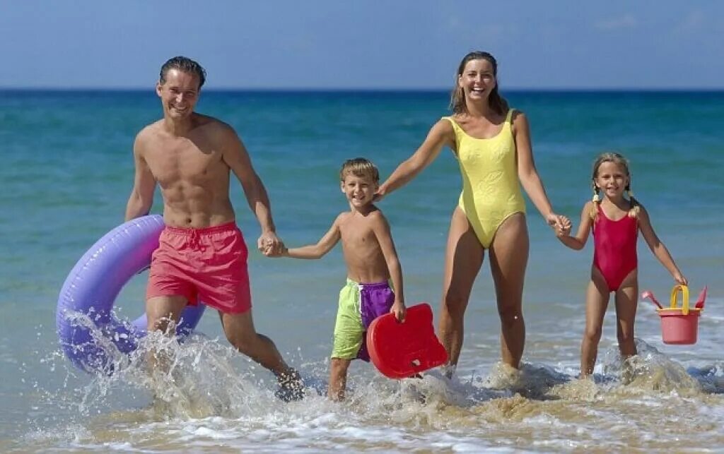 Hairy family. Семейные натуралисты на море. Натуристские семьи на пляже. Семейные нудиские пляжи. Девочки с родителями на пляже.