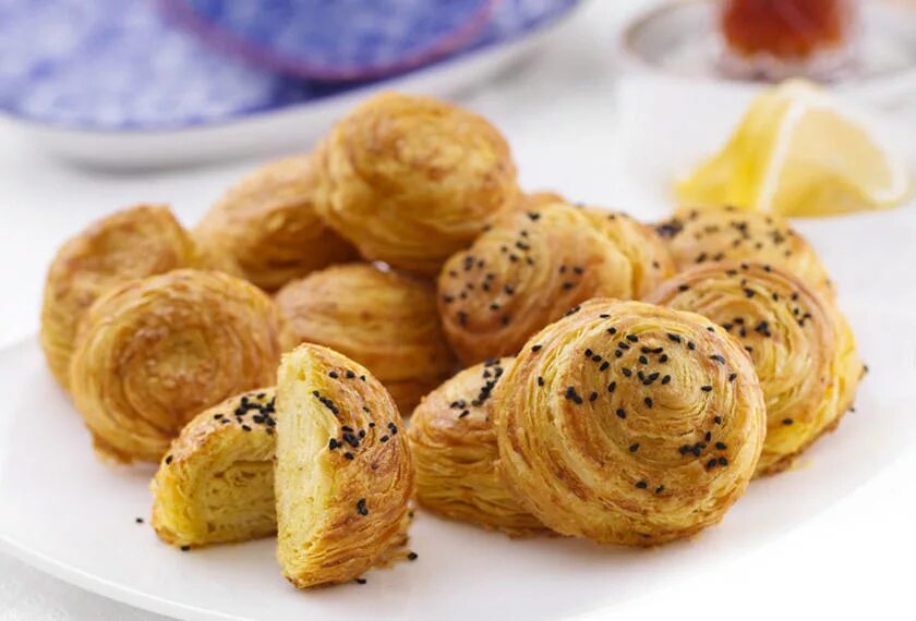 Азербайджанские булочки шор гогал. Шор-гогал азербайджанский. Гогал бакинский. Азербайджанская выпечка шор гогал. Шор гогал азербайджанская кухня.