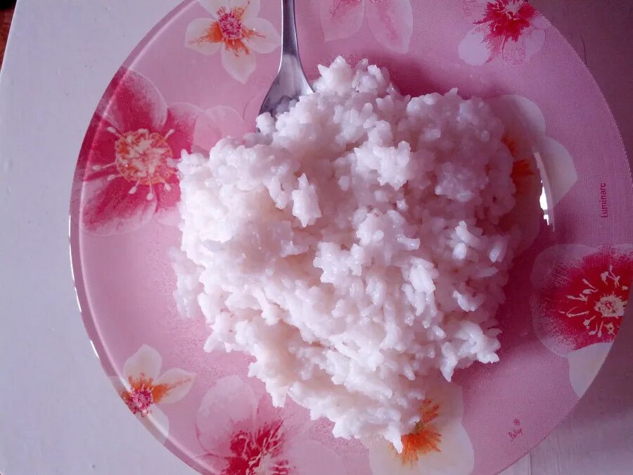 Каша рисовая с сахаром и маслом. Рисовая каша. Рисовая каша на воде. Рис для каши. Рисовые хлопья на воде.