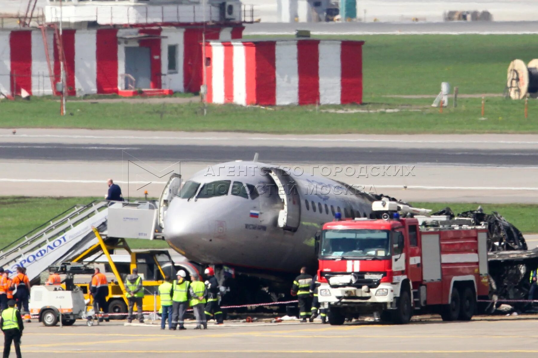 Крушение SSJ 100 В Шереметьево. Катастрофа Суперджет 100 в Шереметьево. Сухой Суперджет 100 Шереметьево. Катастрофа SSJ 100 В Шереметьеве.