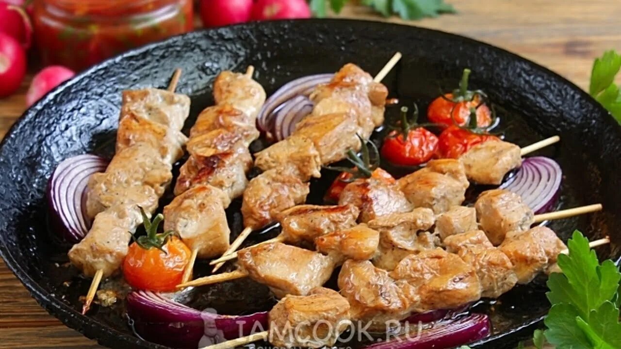Приготовление шашлыка на сковороде. Шашлык на сковороде. шашлычки из куриного филе на сковороде. шашлык из курицы на сковороде. шашлык на черном фоне.