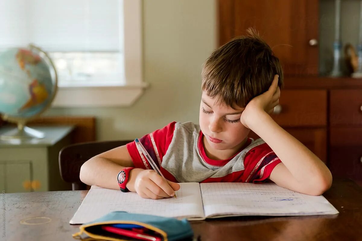 Do homework. Do homework фото. Картина домашнее задание. Boy doing homework. Does your son