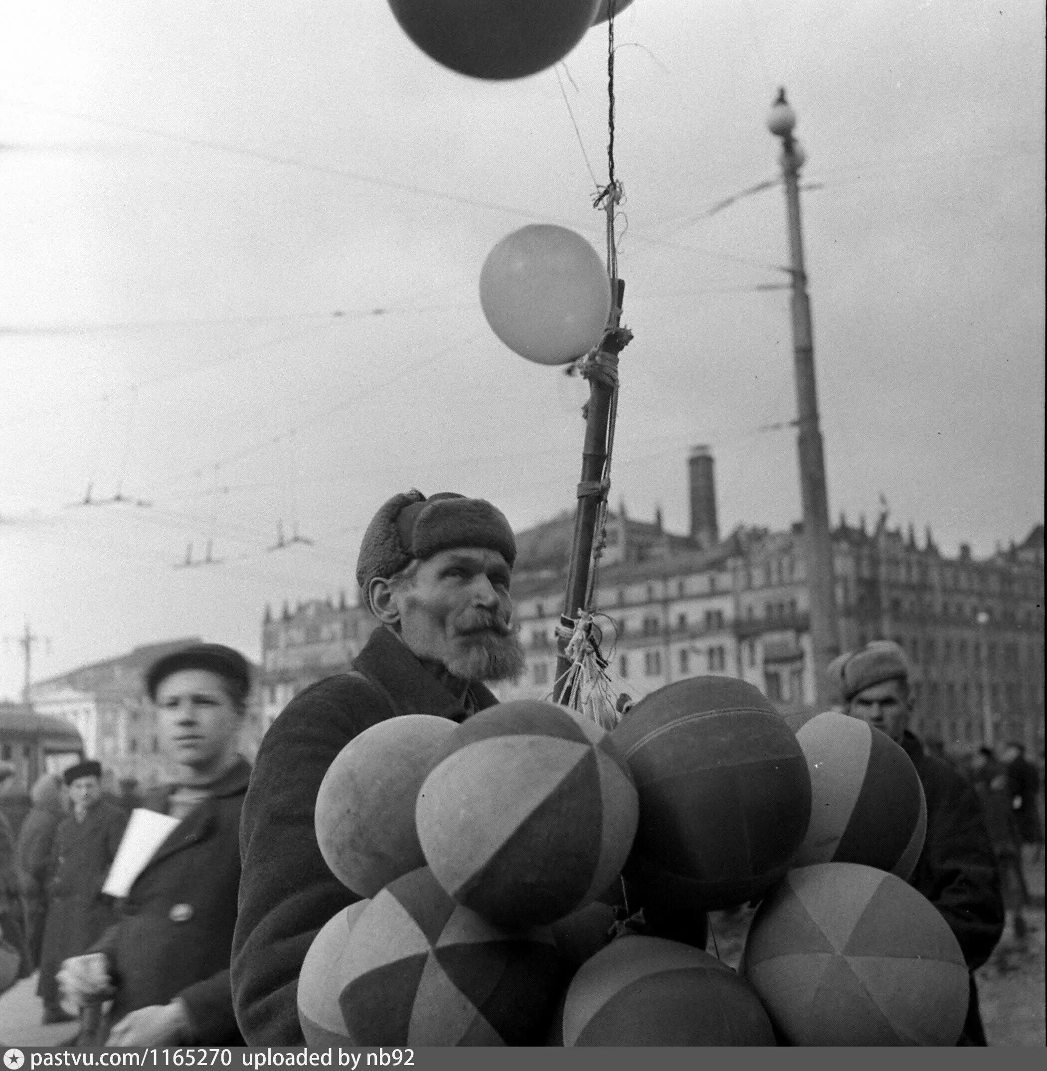 Продавец воздушные шары. Ретро шарики. Шары с ретро фото. Продавцы воздушных шаров в начале 20 века. Музей шариков в Москве.