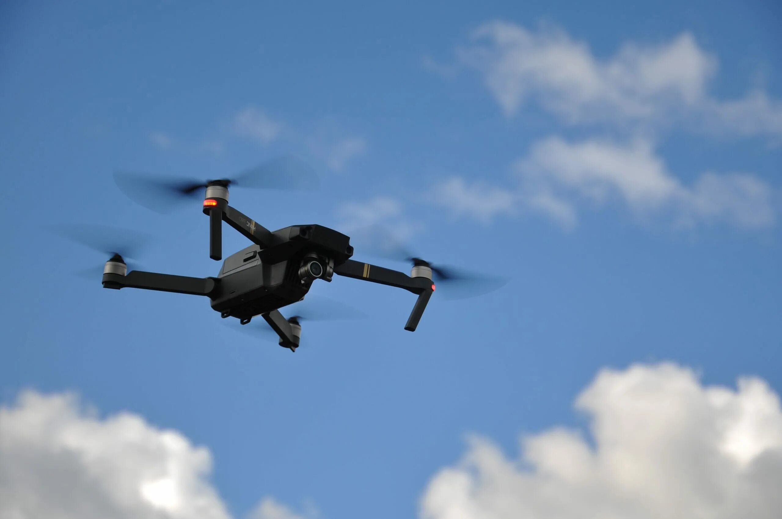 Как найти квадрокоптер который улетел. Бпла dji mavic 3. dji mavic 3 fly. dji mavic в полете. квадрокоптер в небе.