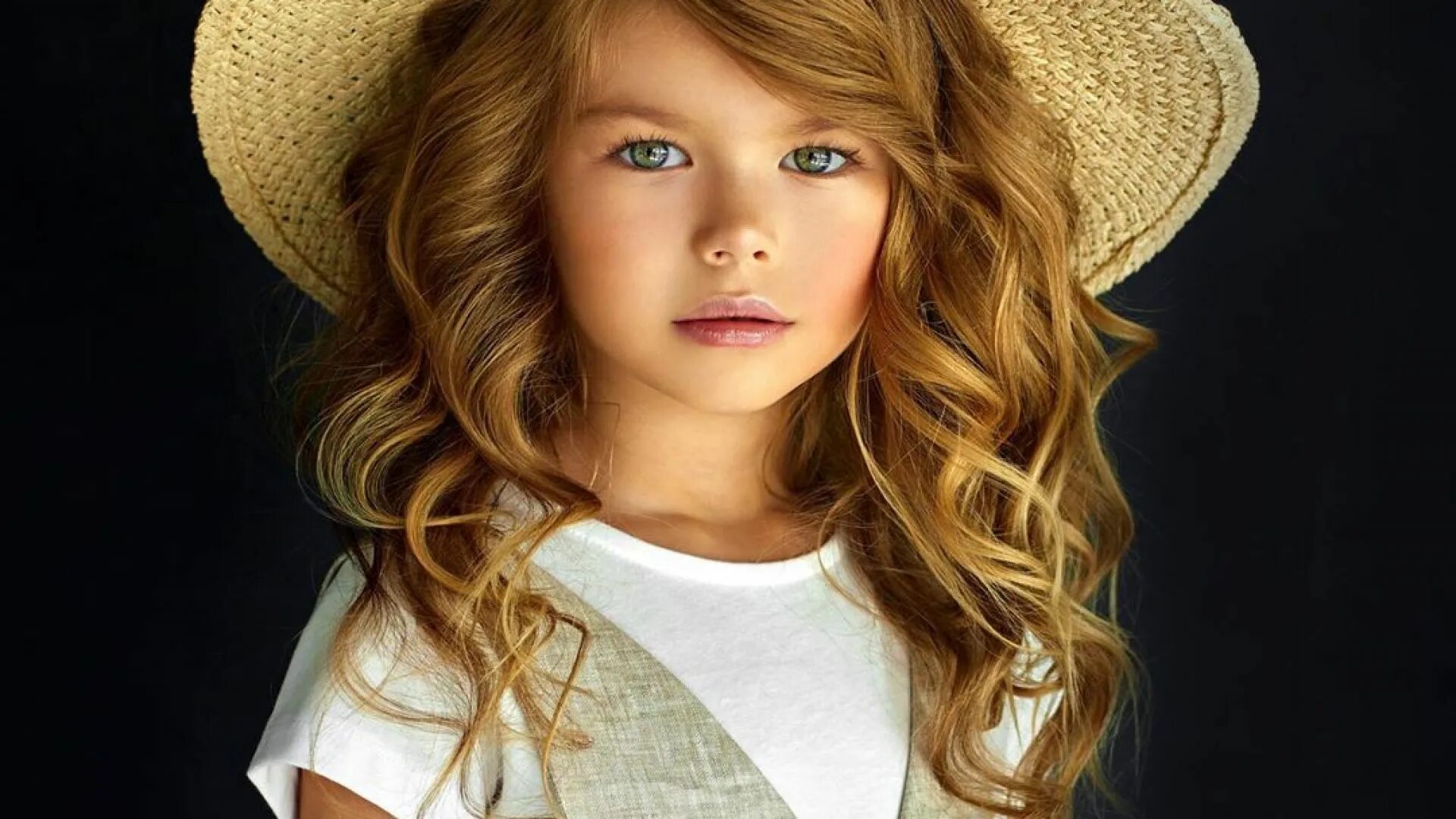 Девочка в мире белый. Амина арчакова альбинос. Модель из гамбии melvnin. Амина эпендиева альбинос. Лэйни чэнг альбинос.