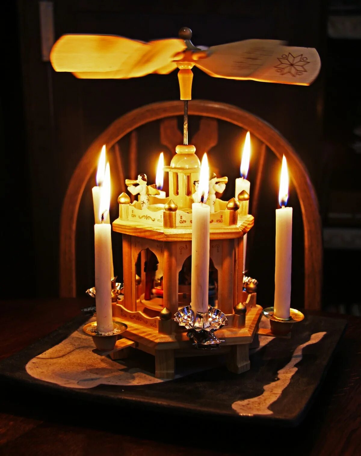 Подсвечники candle holder. Новогодняя карусель со свечами. Подсвечник с вертушкой. Свечка карусель. Каруселька со свечкой.