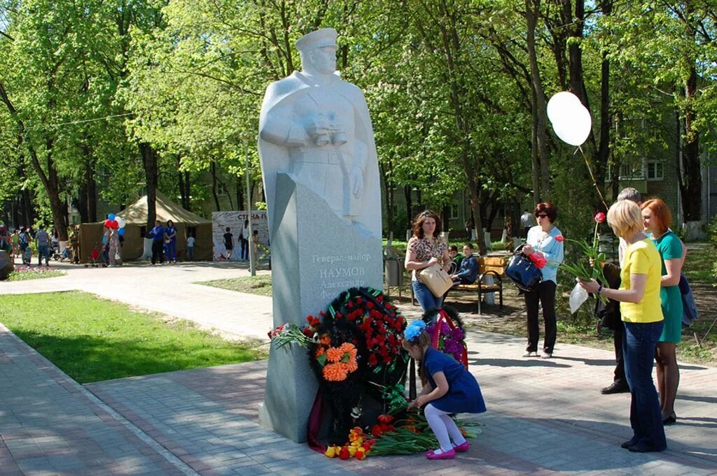 Г обнинский. Памятник Наумов в Обнинске. Сквер Наумова Обнинск. Статуя Генерала Наумова в Обнинске. Генерал Наумов Обнинск.