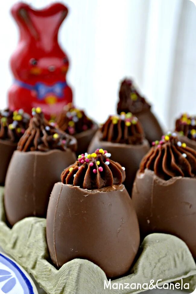 Пасхальный шоколад. Шоколадные пасхальные яйца. Шоколадные сладости на Пасху. Пасхальные Десерты шоколадные. Шоколадная Пасха.