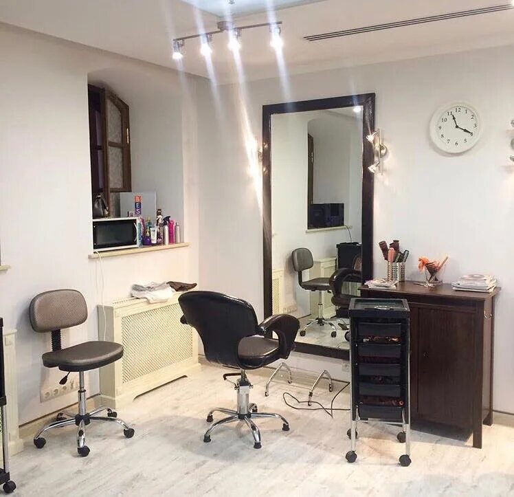 Рабочее место в парикмахерской. Рабочая зона парикмахера. Парикмахерское рабочее место. Парикмахерское рабочее место. Мебель для салона красоты.