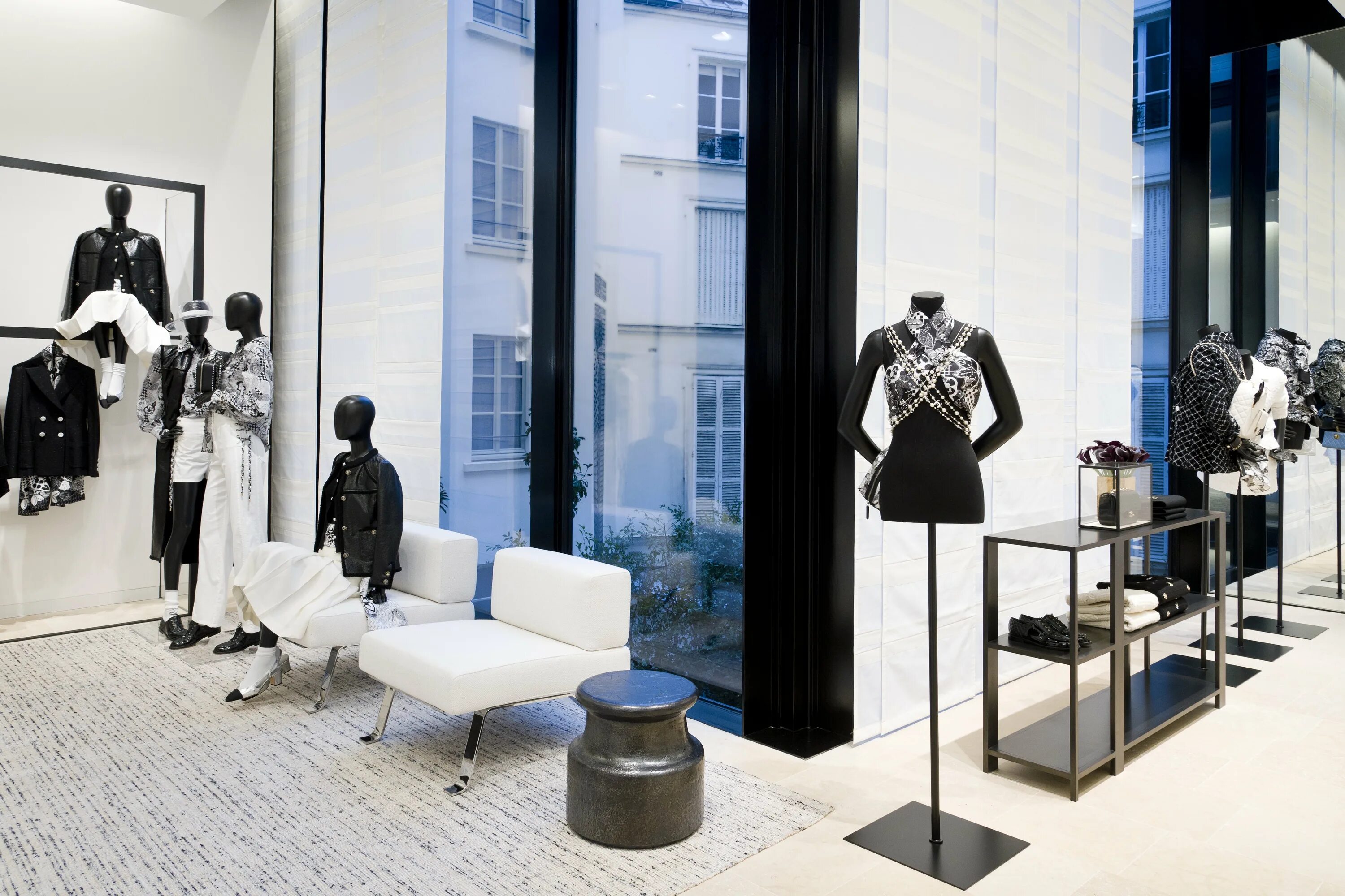 Дом моды часы. Хермес дом моды. Prada цум. Дом моды часы. Бутик«gianni versace» в милане.