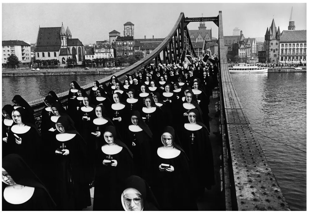 В каждом фото история. Шедевры фотографии. Мировые фотографии. Шествие монахинь, Франкфурт, Германия. Шедевры мировой фотографии 20 века.