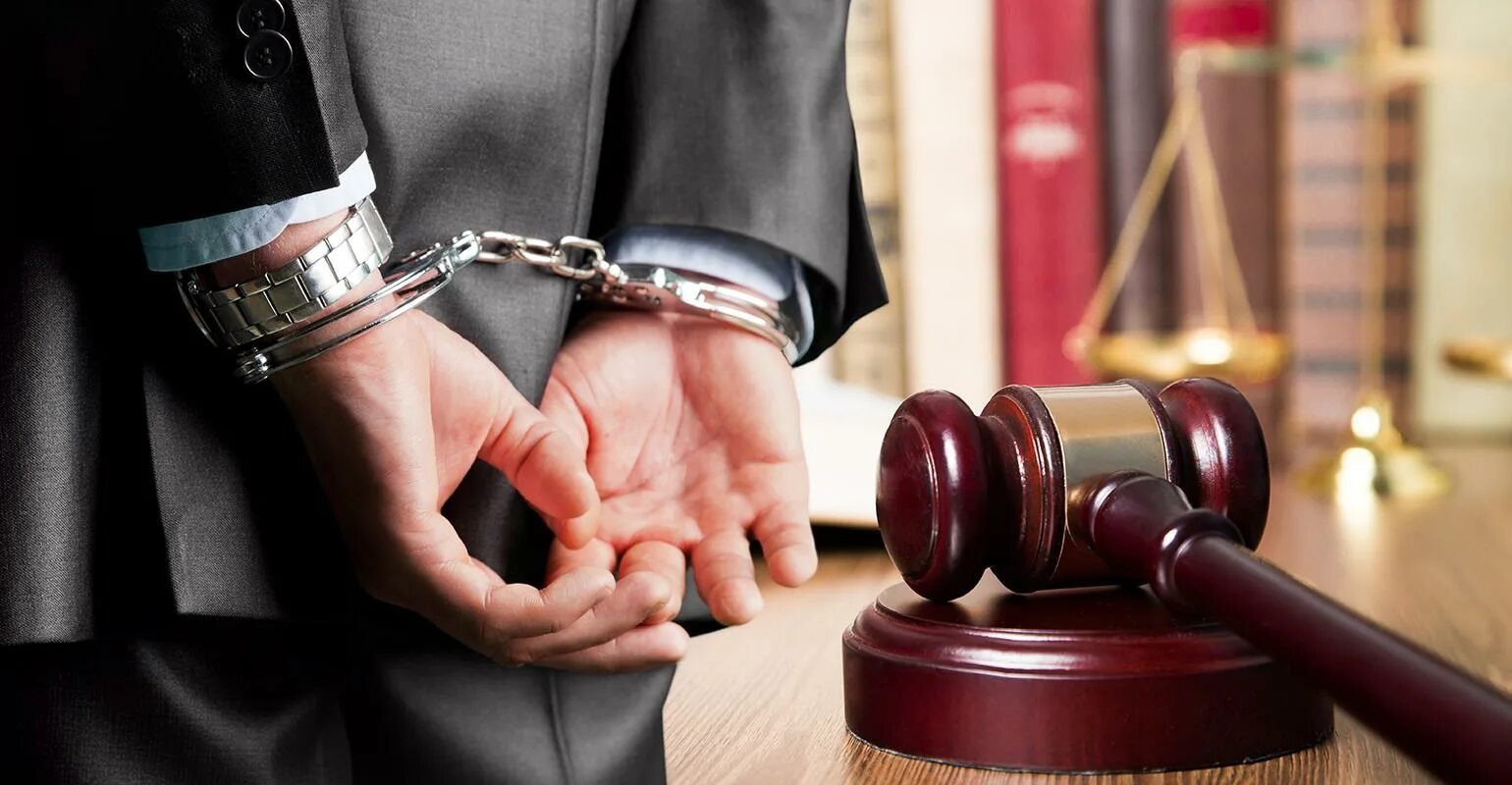 Обвинение в преступлении. Обвинение в суде. уголовный адвокат. суд арест. адвокат в наручниках.